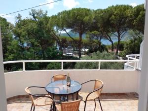 eine Terrasse mit Tisch und Stühlen auf einem Balkon in der Unterkunft Apartmani TOPLA - Zlokovic - apartman A3 i apartman A4 in Topla