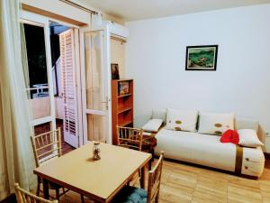 ein Wohnzimmer mit Sofa und Tisch in der Unterkunft Apartmani TOPLA - Zlokovic - apartman A3 i apartman A4 in Topla