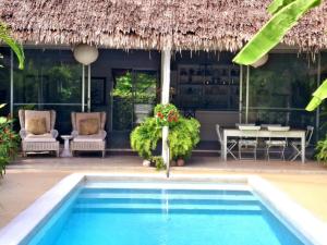 un complejo con piscina, mesa y sillas en VillaMilla luxury Pool Room Koh Phangan, en Ban Madua Wan 18 fotos más