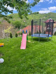 dois trampolins em um quintal com playground em Temački konaci em Pirot