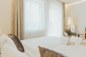 Llit o llits en una habitació de Parkhotel IV Jahreszeiten Kühlungsborn