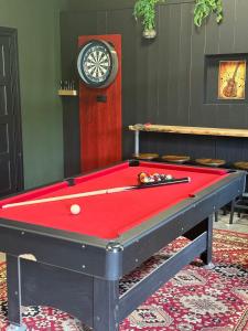 Biliár nebo kulečník v ubytování Lodge 1854
