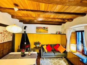 a living room with a couch and a table at Salto del Caballo in La Fontañera