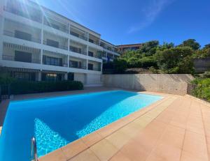 Piscina de la sau aproape de LA BAIE Studio cabine climatisé, vue mer, pour 4 personnes avec piscine sur la presqu'île de Giens à Hyères
