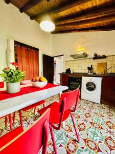 a kitchen with a table and chairs and a washing machine at Salto del Caballo in La Fontañera