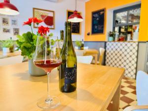 a bottle of wine and a glass on a table at Salto del Caballo in La Fontañera +27 photos