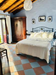 a bedroom with a large bed in a room at Salto del Caballo in La Fontañera
