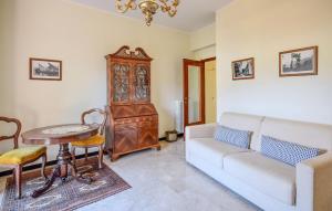 un soggiorno con un divano e un tavolo di Nice Apartment In Rapallo With Wifi a Rapallo Altre 11 foto