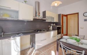 Cucina o angolo cottura di Nice Apartment In Rapallo With Wifi