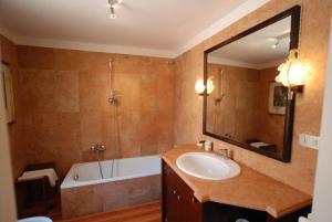 Ένα μπάνιο στο Cà Satriano +32 φωτογραφίες