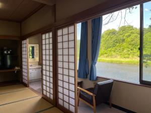 Útsýni yfir á sem rennur í nágrenni ryokan-gistingarinnar