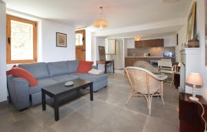 Una cocina o cocineta en 1 Bedroom Cozy Apartment In Lozzi