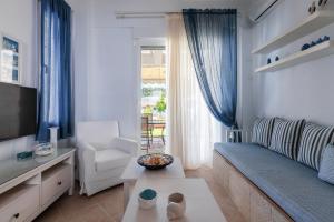 シビリにあるF & B Summer Collection - Siviri Family Maisonetteのソファと椅子のあるリビングルーム