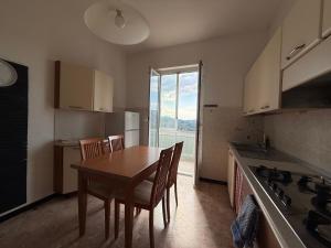 a kitchen with a table and chairs and a window at Appartamento Bellavista in San Martino