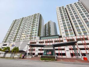 ein großes Gebäude mit zwei großen hohen Gebäuden in der Unterkunft LV10 Barley Homey 4pax Kuantan in Kuantan