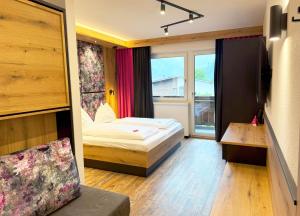 Posteľ alebo postele v izbe v ubytovaní first mountain Hotel Zillertal