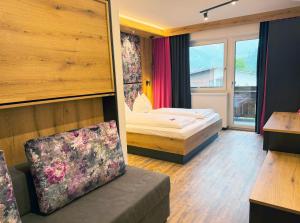Posteľ alebo postele v izbe v ubytovaní first mountain Hotel Zillertal