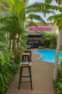 een resort met tafels en een zwembad bij Charming apartment With Private Balcony in Johannesburg