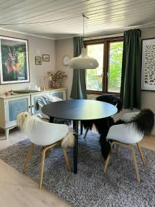 Posezení v ubytování Summer House Where Indoor And Out Blends Together + 7 fotografií