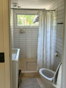 Koupelna v ubytování Summer House Where Indoor And Out Blends Together