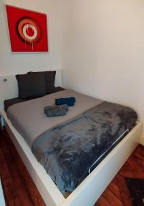 Bett in einem Zimmer mit Avertisation für in der Unterkunft T2 plein centre-ville, Gare à 5 min, Près Ermitage in Maisons-Laffitte