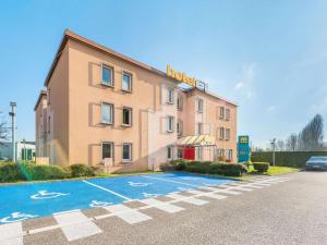 a hotel with a parking lot in front of it at hotelF1 Lyon Bourgoin-Jallieu in LʼIsle-dʼAbeau