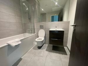 Phòng tắm tại Contemporary Studio with free Parking in Bracknell