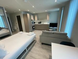 Giường trong phòng chung tại Contemporary Studio with free Parking in Bracknell