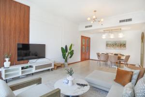 Televisyen dan/atau pusat hiburan di EasyGo-Spacious- prime location- Close to Metro
