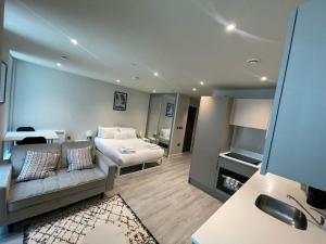 Khu vực ghế ngồi tại Contemporary Studio with free Parking in Bracknell