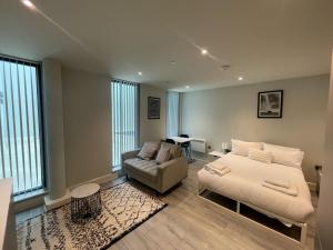 Giường trong phòng chung tại Contemporary Studio with free Parking in Bracknell +7 ảnh