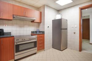 Dapur atau dapur kecil di EasyGo-Spacious- prime location- Close to Metro
