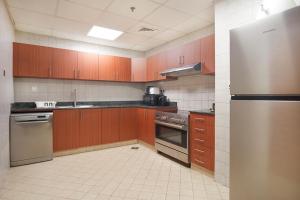 Dapur atau dapur kecil di EasyGo-Spacious- prime location- Close to Metro