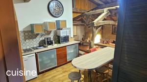 Kuchnia lub aneks kuchenny w obiekcie Gîte des écuries de la paguere