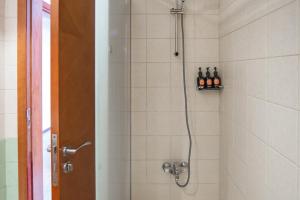 Bilik mandi di EasyGo-Spacious- prime location- Close to Metro