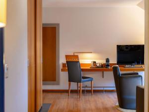 Uma televisão e/ou sistema de entretenimento em Mövenpick Hotel Egerkingen