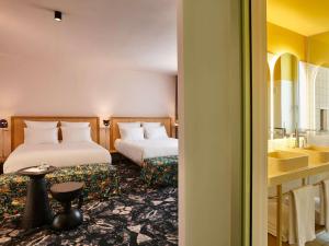 A bed or beds in a room at Mama Shelter Roma