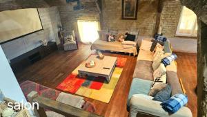 salon z kanapą i stołem w obiekcie Gîte des écuries de la paguere w mieście Aurignac