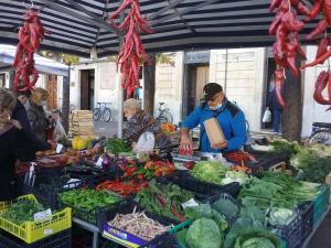a group of people buying vegetables at a farmers market at Casa Vallillo in Bugnara