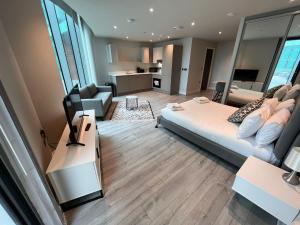 Et opholdsområde på Cosy Studio with private entrance & Parking