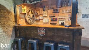 Hol lub bar w obiekcie Gîte des écuries de la paguere