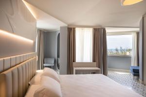 Postel nebo postele na pokoji v ubytování Grand Hotel