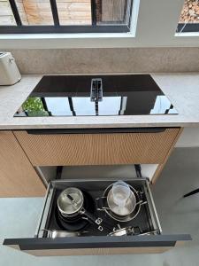 Kuchyň nebo kuchyňský kout v ubytování Appartement het Klaslokaal in de Oude School met tuin + 42 fotografií
