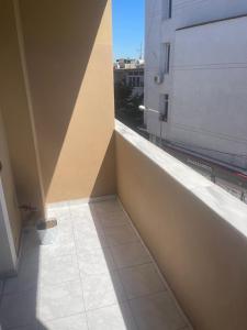 balcón con vistas a un edificio con ventana en Hotel Fabio, en Tirana 10 fotos más