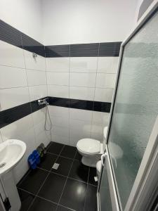 un baño con inodoro y lavabo en Hotel Fabio, en Tirana