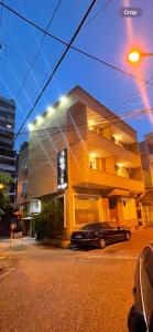 un edificio con un coche aparcado delante en Hotel Fabio, en Tirana