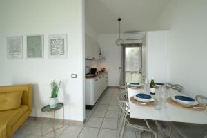 een keuken en een woonkamer met een tafel en stoelen bij Villa Lilibeth in San Vito lo Capo