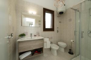 een badkamer met een wastafel, een toilet en een douche bij Villa Lilibeth in San Vito lo Capo +12 foto's