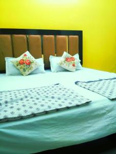 Letto o letti in una camera di "Om Sadan" Guest House Ayodhya Dhaam