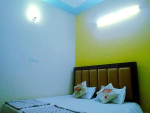 Letto o letti in una camera di "Om Sadan" Guest House Ayodhya Dhaam